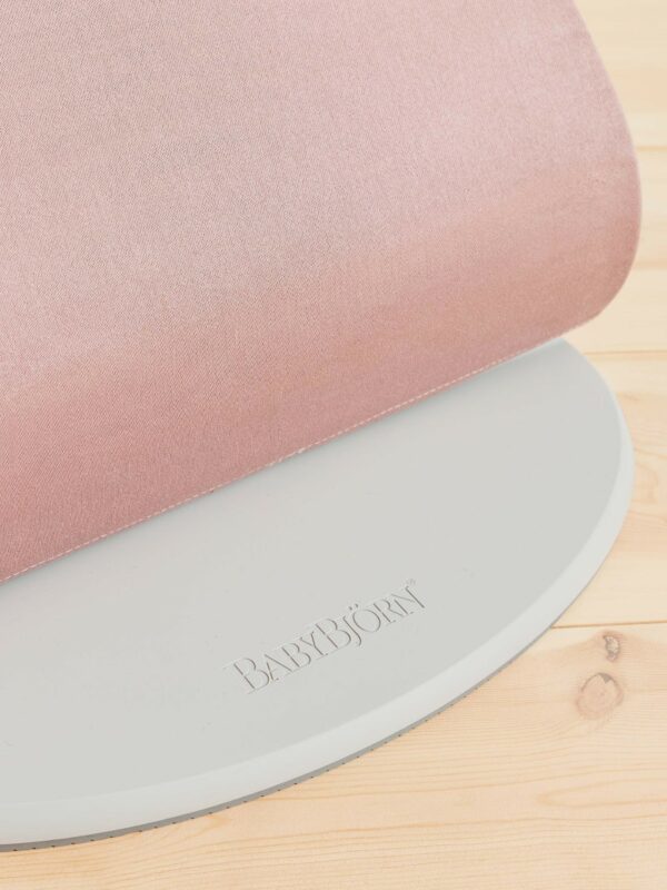 us-006122-bouncer-bliss-dusty-pink-cotton-petal-quilt-lookbook-babybjorn-07 BabyBjörn Ležaljka za bebe Bliss - Petal quilt, Dusty Pink, Woven - Image 8