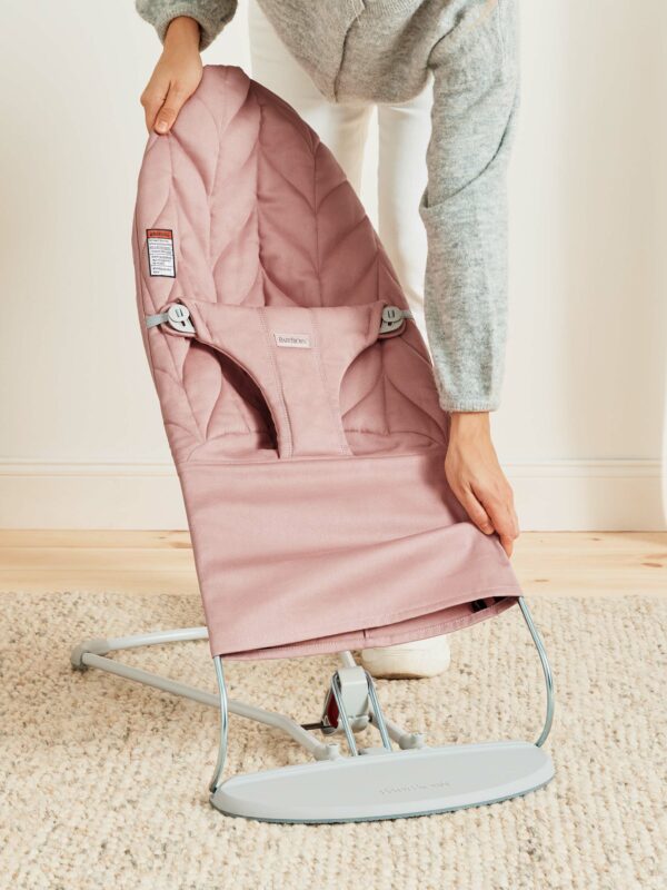 us-006122-bouncer-bliss-dusty-pink-cotton-petal-quilt-lookbook-babybjorn-08 BabyBjörn Ležaljka za bebe Bliss - Petal quilt, Dusty Pink, Woven - Image 9