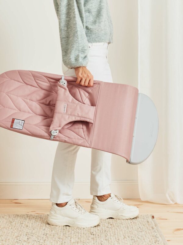 us-006122-bouncer-bliss-dusty-pink-cotton-petal-quilt-lookbook-babybjorn-09 BabyBjörn Ležaljka za bebe Bliss - Petal quilt, Dusty Pink, Woven - Image 10
