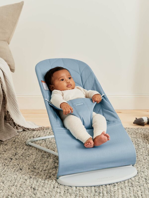 us-006123-bouncer-bliss-blue-cotton-petal-quilt-lookbook-babybjorn-01 BabyBjörn Ležaljka za bebe Bliss - Petal quilt, Blue, Woven - Image 4