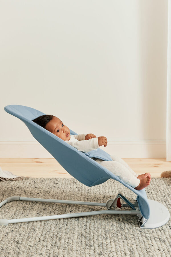 us-006123-bouncer-bliss-blue-cotton-petal-quilt-lookbook-babybjorn-02 BabyBjörn Ležaljka za bebe Bliss - Petal quilt, Blue, Woven - Image 5