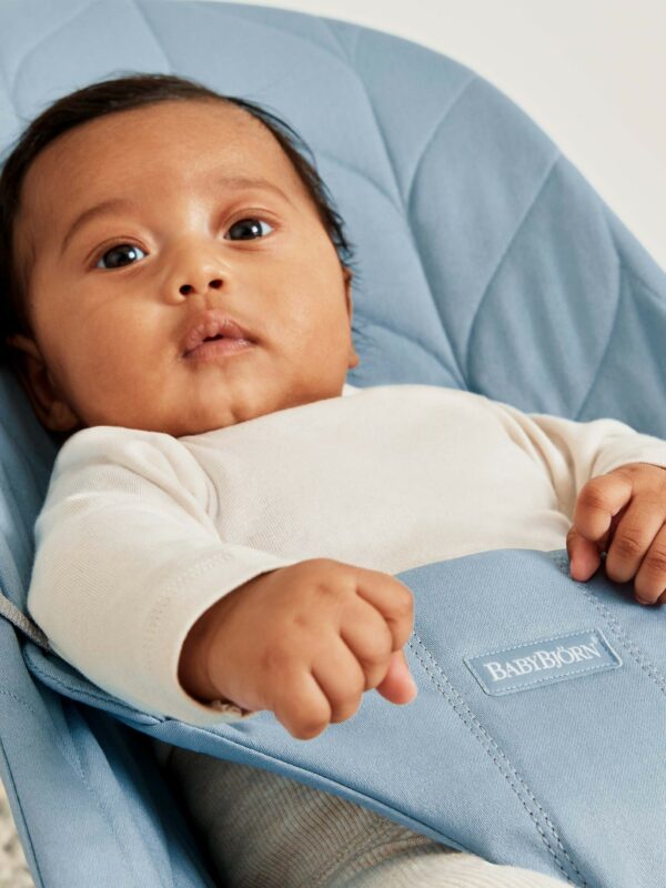 us-006123-bouncer-bliss-blue-cotton-petal-quilt-lookbook-babybjorn-03 BabyBjörn Ležaljka za bebe Bliss - Petal quilt, Blue, Woven - Image 6