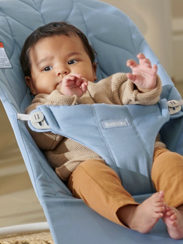 us-babybjorn-bouncer-bliss-blue-cotton-petal-quilt-01 BabyBjörn Ležaljka za bebe Bliss - Petal quilt, Blue, Woven - Image 2