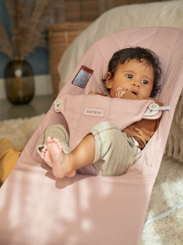 us-babybjorn-bouncer-bliss-dusty-pink-cotton-petal-quilt-02 BabyBjörn Ležaljka za bebe Bliss - Petal quilt, Dusty Pink, Woven - Image 12