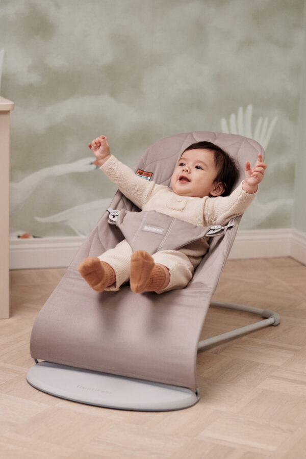us-bouncer-bliss-sand-gray-cotton-petal-quilt-lifestyle-babybjorn-03 BabyBjörn Ležaljka za bebe Bliss - Petal quilt, Sand Grey, Woven - Image 13