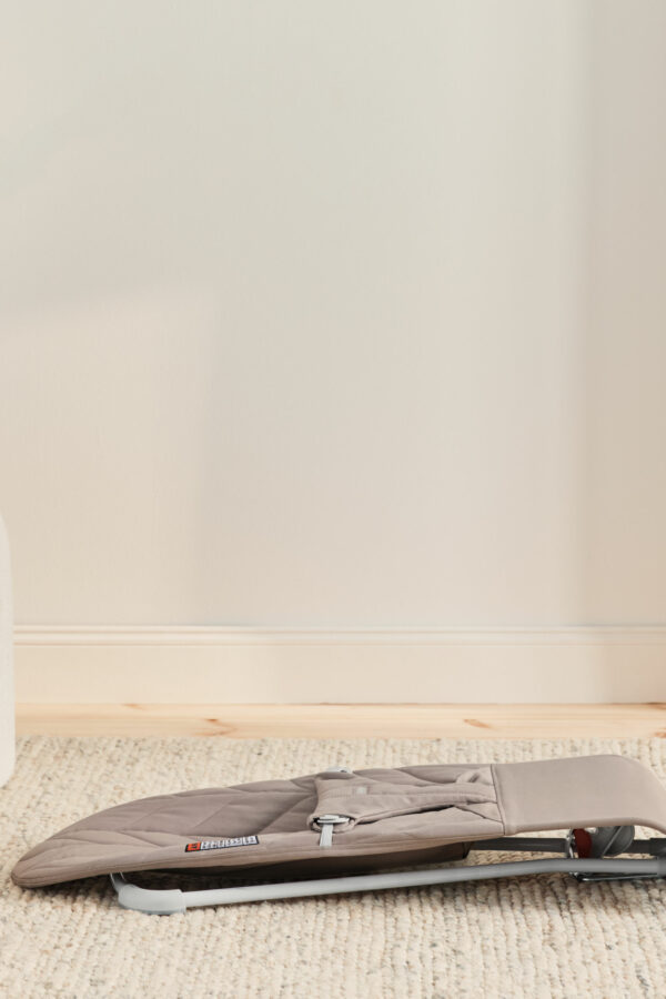 us-bouncer-bliss-sand-gray-cotton-petal-quilt-pp-babybjorn-06 BabyBjörn Ležaljka za bebe Bliss - Petal quilt, Sand Grey, Woven - Image 11