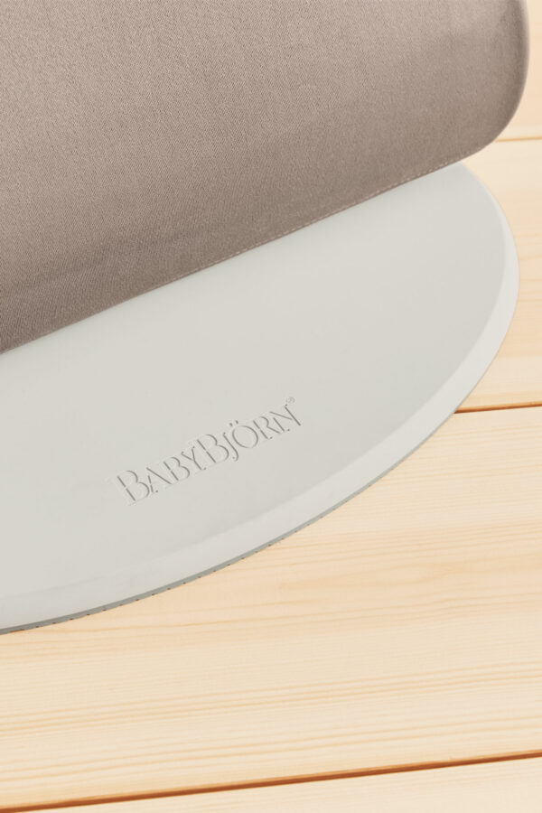 us-bouncer-bliss-sand-gray-cotton-petal-quilt-pp-babybjorn-07 BabyBjörn Ležaljka za bebe Bliss - Petal quilt, Sand Grey, Woven - Image 12