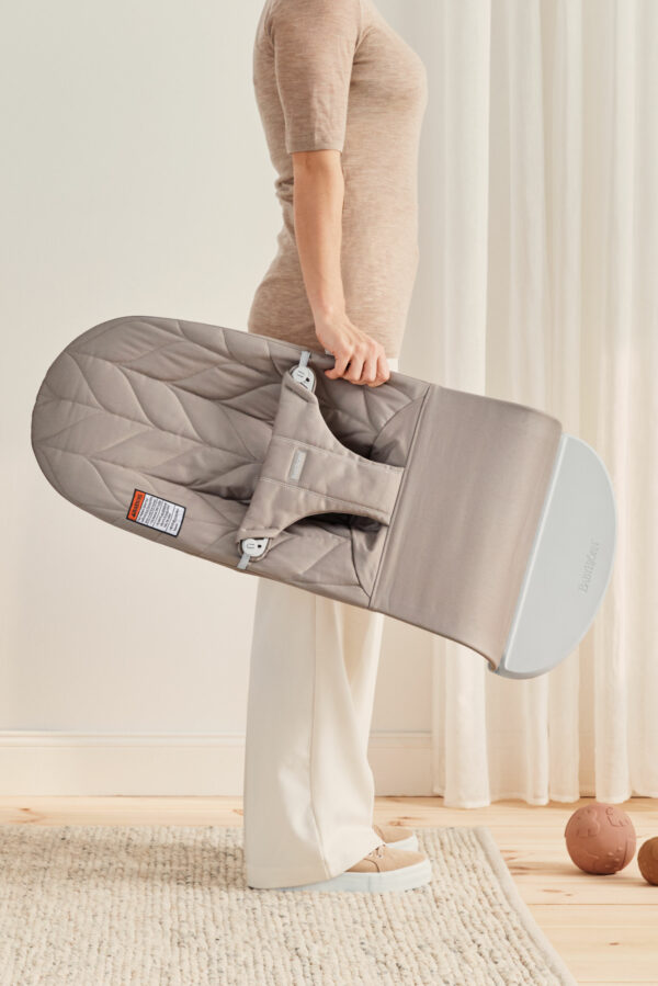 us-bouncer-bliss-sand-gray-cotton-petal-quilt-pp-babybjorn-09 BabyBjörn Ležaljka za bebe Bliss - Petal quilt, Sand Grey, Woven - Image 10