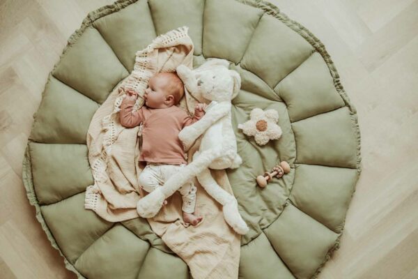 PlayandGo_organic_babymat_Bloom_meadow_green_baby_lying_next_to_white_rabbit_cuddle Play&Go 3u1 Bloom podloga za igru i gnijezdo za bebe - Meadow Green - Image 26