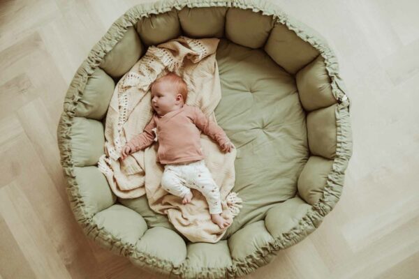 PlayandGo_organic_babymat_Bloom_meadow_green_baby_lying_on_mat_raised_edges (2) Play&Go 3u1 Bloom podloga za igru i gnijezdo za bebe - Meadow Green - Image 24