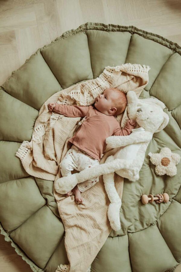 PlayandGo_organic_babymat_Bloom_meadow_green_baby_lying_on_mat_with_white_rabbit_cuddle Play&Go 3u1 Bloom podloga za igru i gnijezdo za bebe - Meadow Green - Image 22