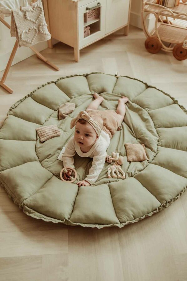 PlayandGo_organic_babymat_Bloom_meadow_green_baby_lying_on_open_mat (1) Play&Go 3u1 Bloom podloga za igru i gnijezdo za bebe - Meadow Green - Image 21