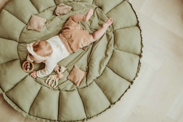 PlayandGo_organic_babymat_Bloom_meadow_green_baby_lying_on_open_mat (2) Play&Go 3u1 Bloom podloga za igru i gnijezdo za bebe - Meadow Green - Image 20