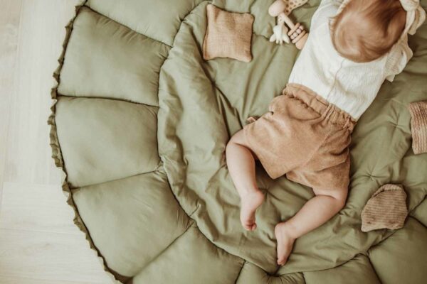 PlayandGo_organic_babymat_Bloom_meadow_green_baby_lying_on_open_mat Play&Go 3u1 Bloom podloga za igru i gnijezdo za bebe - Meadow Green - Image 19