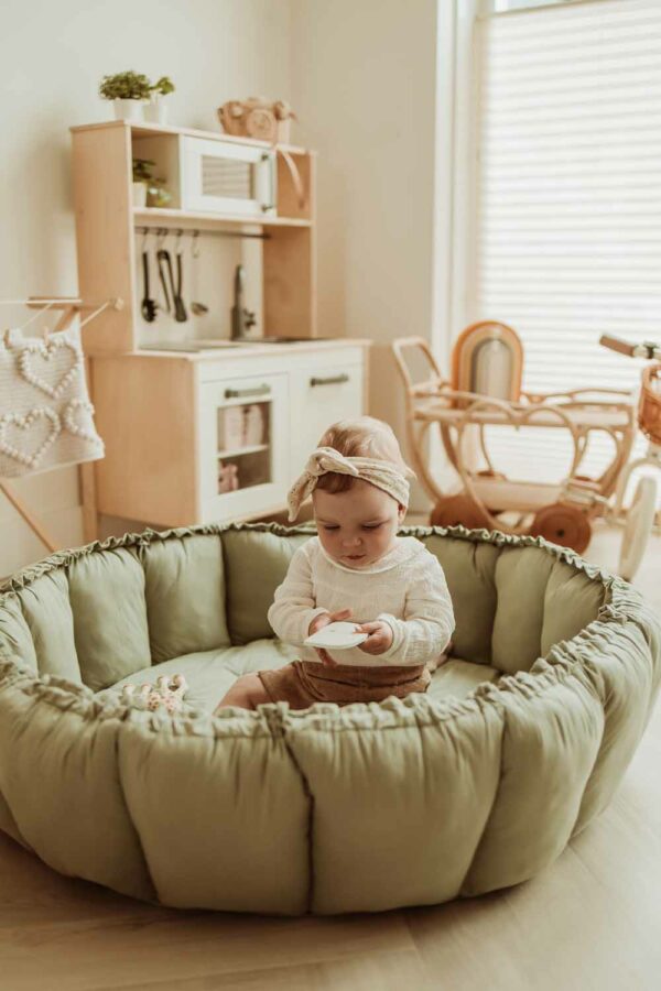 PlayandGo_organic_babymat_Bloom_meadow_green_child_playing_on_mat_raised_edges Play&Go 3u1 Bloom podloga za igru i gnijezdo za bebe - Meadow Green - Image 16