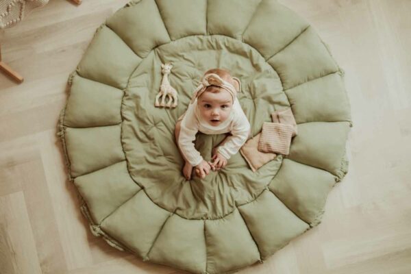 PlayandGo_organic_babymat_Bloom_meadow_green_child_sitting_on_mat_picture_from_above Play&Go 3u1 Bloom podloga za igru i gnijezdo za bebe - Meadow Green - Image 14