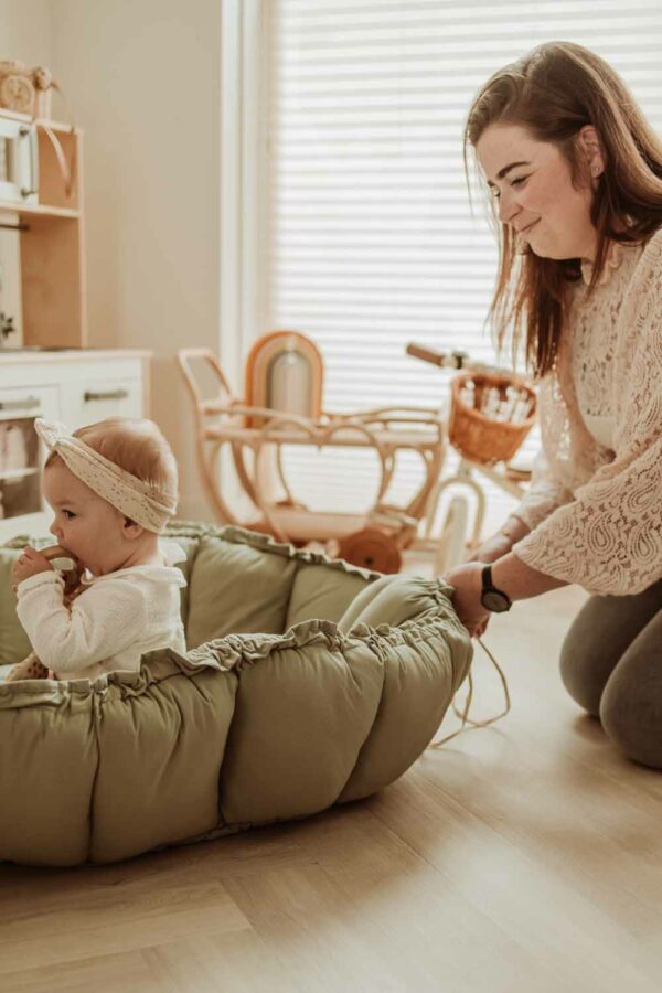 PlayandGo_organic_babymat_Bloom_meadow_green_mom_pulling_the_ropes Play&Go 3u1 Bloom podloga za igru i gnijezdo za bebe - Meadow Green - Image 8