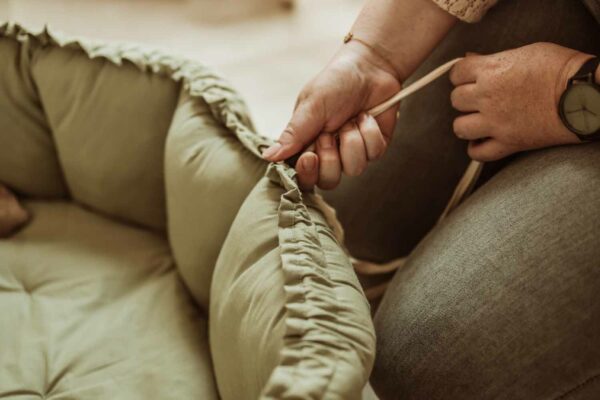 PlayandGo_organic_babymat_Bloom_meadow_green_person_pulling_the_ropes Play&Go 3u1 Bloom podloga za igru i gnijezdo za bebe - Meadow Green - Image 5