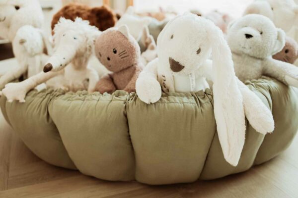 PlayandGo_organic_babymat_Bloom_meadow_green_raised_edges_filled_with_cuddles (1) Play&Go 3u1 Bloom podloga za igru i gnijezdo za bebe - Meadow Green - Image 4