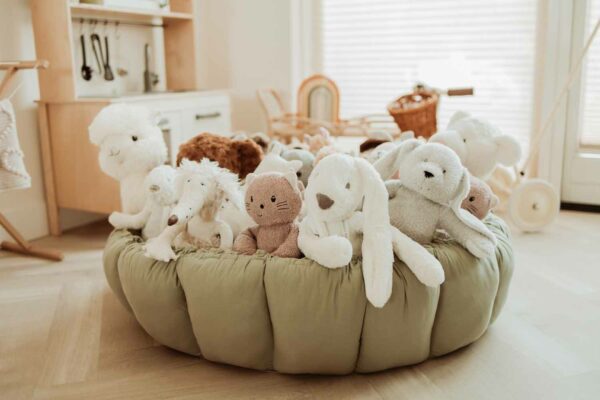 PlayandGo_organic_babymat_Bloom_meadow_green_raised_edges_filled_with_cuddles Play&Go 3u1 Bloom podloga za igru i gnijezdo za bebe - Meadow Green - Image 3