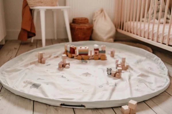 PlayandGo_toystorage_bag_jungle_child_playing_with_map_closed_on_floor Play&Go 2u1 Podloga za igru i vreća za igračke - Džungla - Image 5