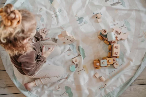 PlayandGo_toystorage_bag_jungle_open_on_floor_child_playing_with_wooden_toys_1 Play&Go 2u1 Podloga za igru i vreća za igračke - Džungla - Image 7
