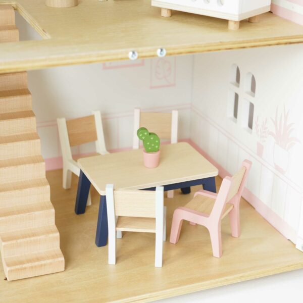 ME040-starter-furniture-set-table-chairs-inside-sophies-house Le Toy Van Namještaj za kućice za lutke - osnovni set - Image 4