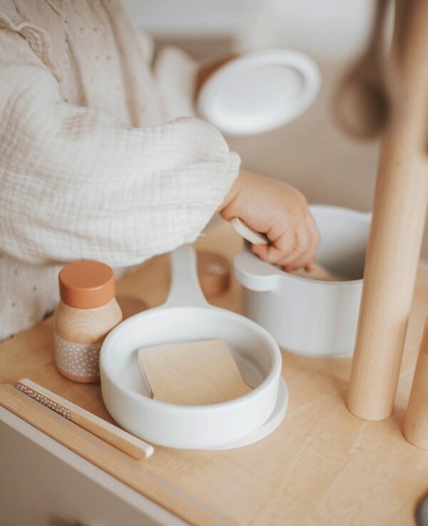 Label Label Drvena dječija kuhinja Bistro – Nougat - Image 5