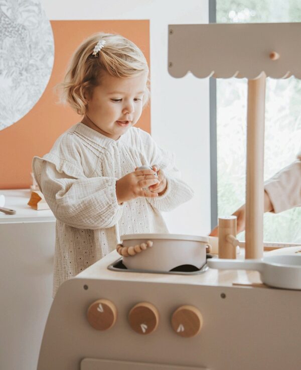 Label Label Drvena dječija kuhinja Bistro – Nougat - Image 2