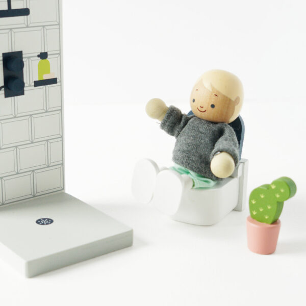 P053-my-doll-family-boy-using-toilet Le Toy Van Moja porodica lutaka - Image 13