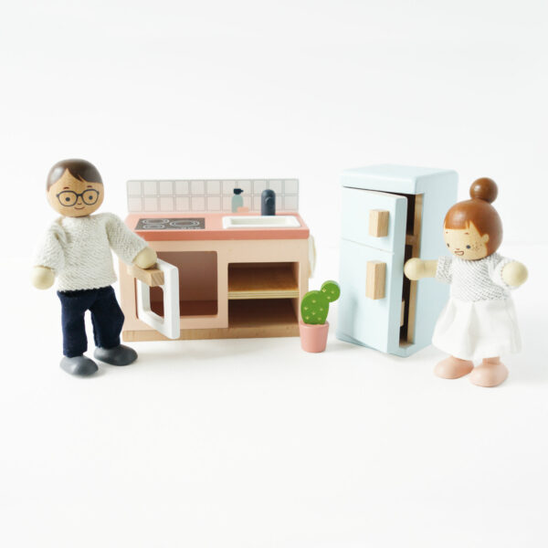 P053-my-doll-family-in-the-kitchen Le Toy Van Moja porodica lutaka - Image 10