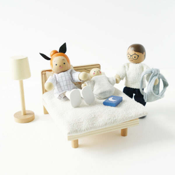 P053-my-doll-family-parents-and-baby-on-bed Le Toy Van Moja porodica lutaka - Image 7