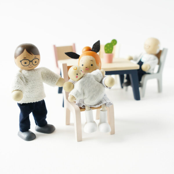 P053-my-doll-family-sitting-on-dining-chairs Le Toy Van Moja porodica lutaka - Image 4