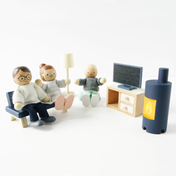 P053-my-doll-family-watching-tv Le Toy Van Moja porodica lutaka - Image 5