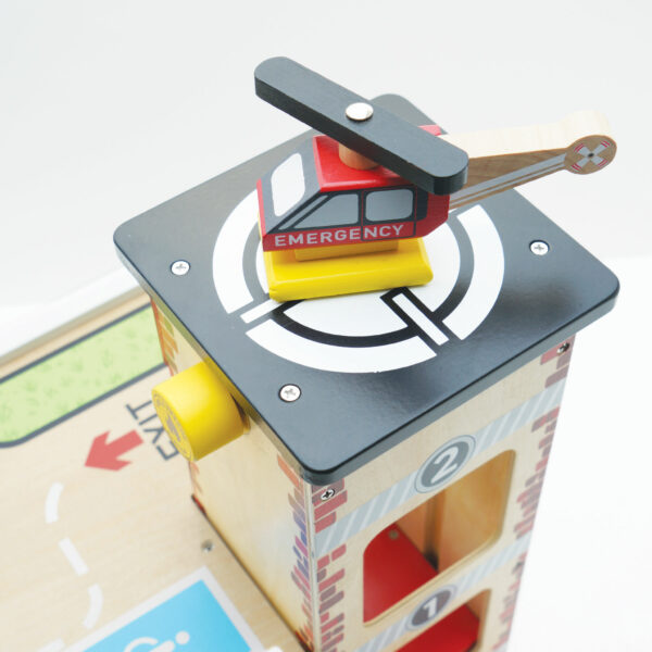 TV453-fire-and-rescue-garage-helicopter-helipad Le Toy Van Drvena vatrogasna i spasilačka garaža - Image 4