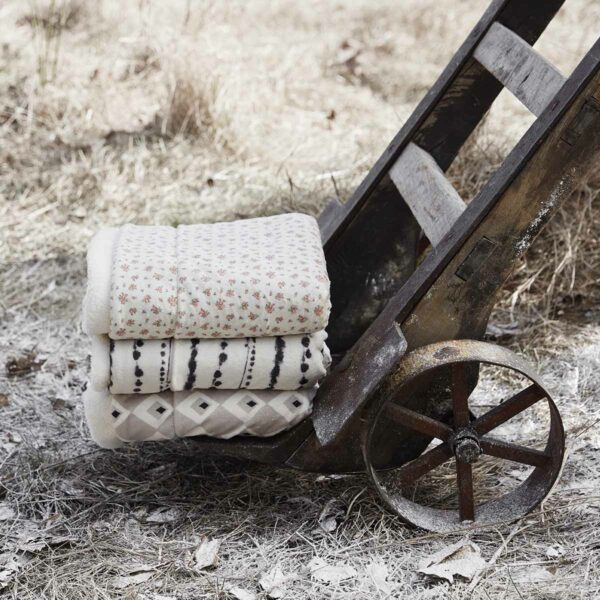 AW22-Winter-on-the-Prairie-Pearl-Velvet-Blanket-LP Elodie Baršunasta dekica - Tidemark Drops - Image 6