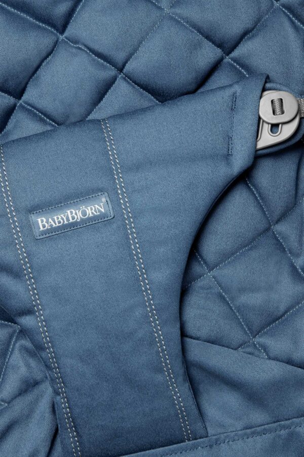 en-012015-fabric-seat-bliss-midnight-blue-cotton-detail-babybjorn-03 BabyBjörn Dodatna navlaka za ležaljku - Midnight Blue Woven, Classic quilt - Image 4