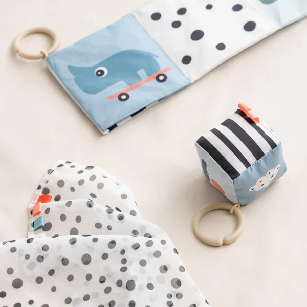 Contrast-baby-cube-Happy-clouds-Colour-mix-6-LS_800x Done by Deer platnena kontrasna aktivnosna kocka za bebe sa zvečkom – Happy clouds - Image 3