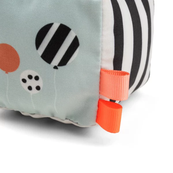 Contrast-baby-cube-Happy-clouds-Colour-mix-Detail-3-PS_800x Done by Deer platnena kontrasna aktivnosna kocka za bebe sa zvečkom – Happy clouds - Image 5