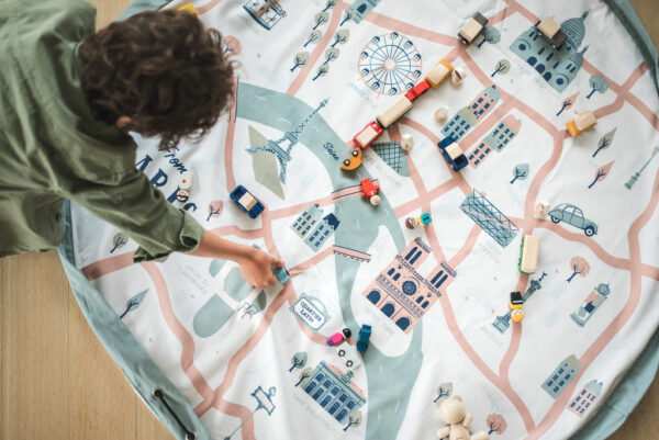 2021-07-28Play&Go(c)SilvieBonne-6 Play&Go 2u1 Podloga za igru i vreća za igračke – Paris Map - Image 25