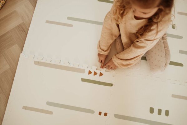 PlanandGo_EEVAA_farm_puzzlemat_backside_stripes_and_icons_child_is_making_the_mat Play&Go 3u1 EEVAA dvostrana podloga za igru – Farma (120x180cm) - Image 5