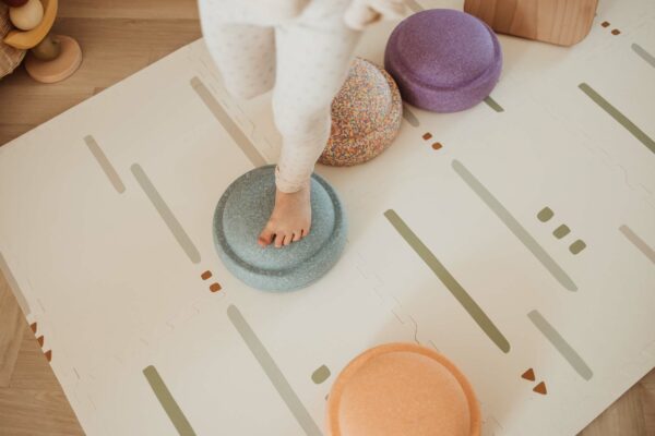 PlanandGo_EEVAA_farm_puzzlemat_backside_stripes_and_icons_child_is_walking_on_colored_steps Play&Go 3u1 EEVAA dvostrana podloga za igru – Farma (120x180cm) - Image 3