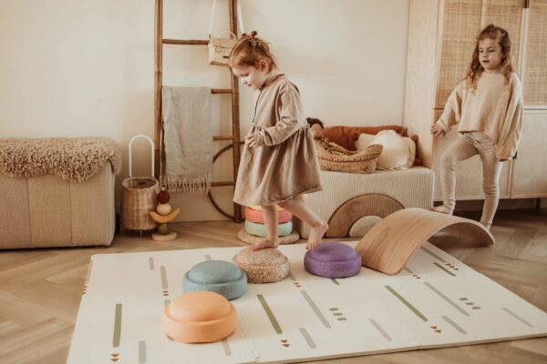 PlanandGo_EEVAA_farm_puzzlemat_backside_stripes_and_icons_children_are_playing_with_wooden_swing_board_and_colored_steps Play&Go 3u1 EEVAA dvostrana podloga za igru – Farma (120x180cm) - Image 25