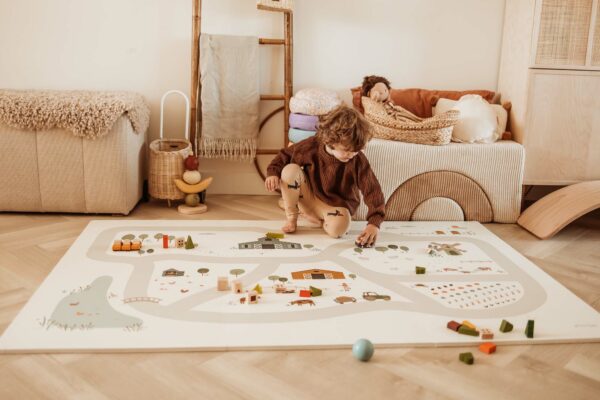 PlanandGo_EEVAA_farm_puzzlemat_child_is_playing_on_the-mat_in_kidsroom_with_wooden_toys Play&Go 3u1 EEVAA dvostrana podloga za igru – Farma (120x180cm) - Image 22