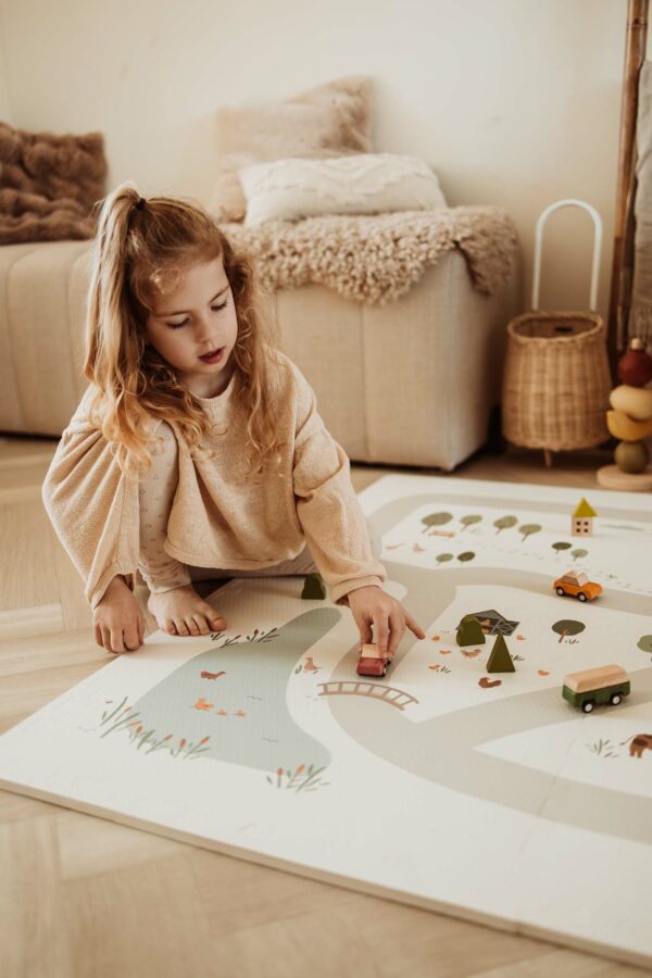 PlanandGo_EEVAA_farm_puzzlemat_child_is_playing_on_the_mat_with_wooden_cars Play&Go 3u1 EEVAA dvostrana podloga za igru – Farma (120x180cm) - Image 23