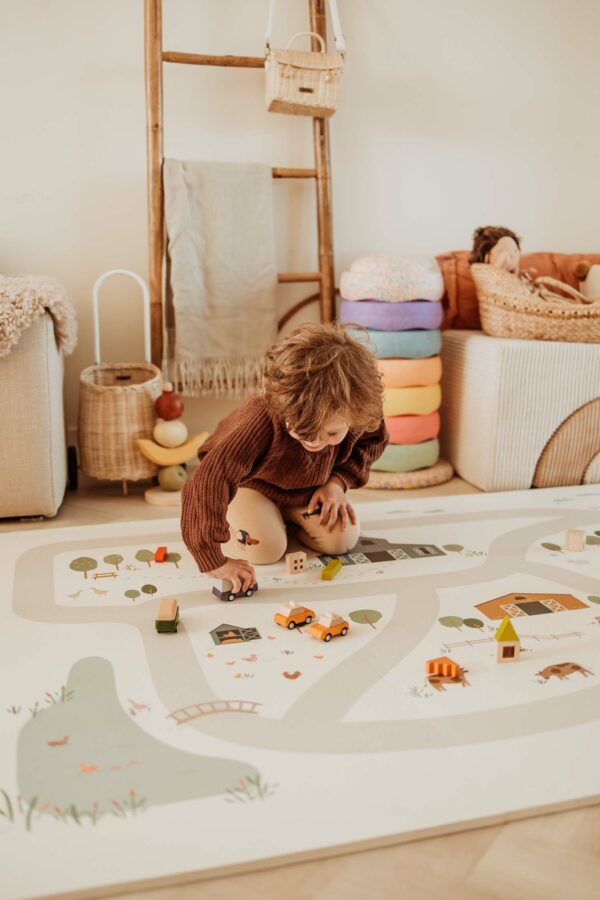 PlanandGo_EEVAA_farm_puzzlemat_child_is_playing_wit_wooden_toys_on_mat_in_kidsroom_fruit_toys_colored_steps_wooden_basket Play&Go 3u1 EEVAA dvostrana podloga za igru – Farma (120x180cm) - Image 21