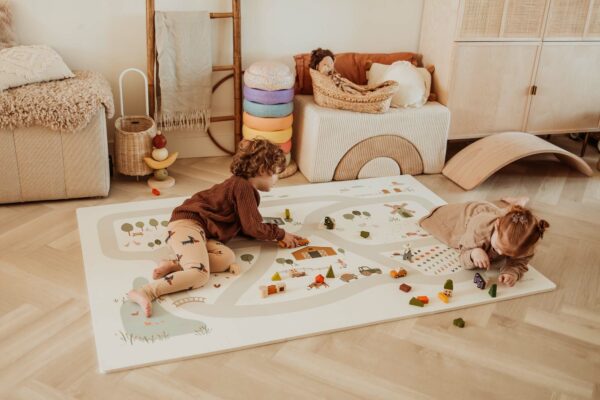 PlanandGo_EEVAA_farm_puzzlemat_children_are_playing_on_the_mat_with_wooden_toys_kidsroom_colored_clocks_and_wooden_swing_board Play&Go 3u1 EEVAA dvostrana podloga za igru – Farma (120x180cm) - Image 20