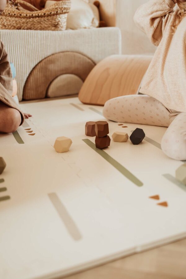 PlayandGo_EEVAA_farm_puzzlemat_backside_stripes_and_icons_wooden_blocks Play&Go 3u1 EEVAA dvostrana podloga za igru – Farma (120x180cm) - Image 7