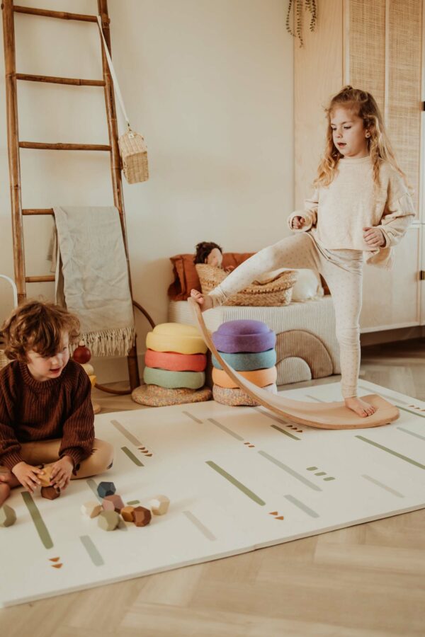 PlayandGo_EEVAA_farm_puzzlemat_child_is_playing_with_wooden_blocks_and_other_child_with_wooden_swing_board Play&Go 3u1 EEVAA dvostrana podloga za igru – Farma (120x180cm) - Image 19