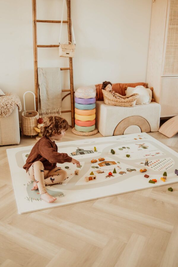 PlayandGo_EEVAA_farm_puzzlemat_kidsroom_child_is_playing_with_toys_on_mat_colored_steps_wooden_basket_doll Play&Go 3u1 EEVAA dvostrana podloga za igru – Farma (120x180cm) - Image 18